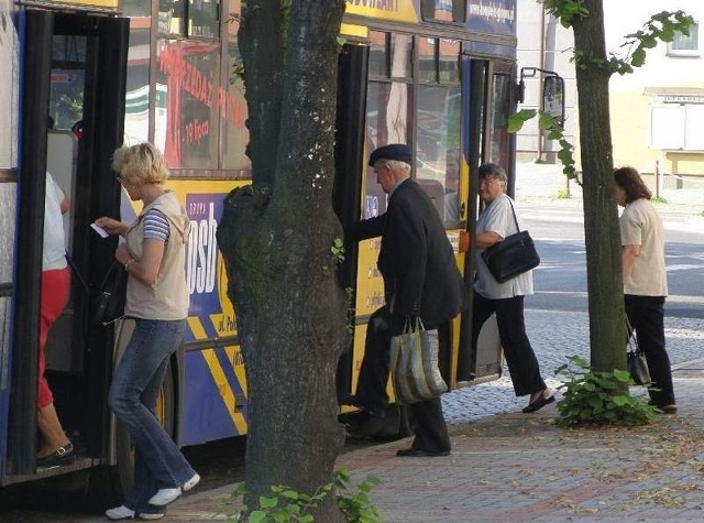 Jednostką realizującą program jest Miejskie Centrum Wspierania Rodziny i tam także należy składać wnioski o wydanie karty do tańszej jazdy komunikacją miejską.