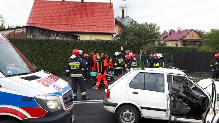 Wypadek w Czernicy, czołowe zderzenie busa i samochodu...