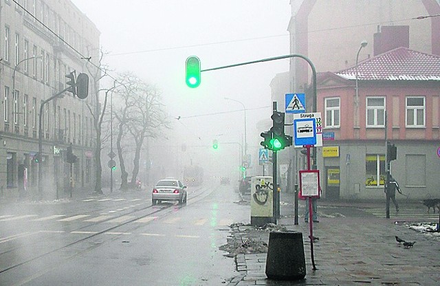 Razem z mgłą na miasto „spłynęly” niebezpieczne dla zdrowia pyły.