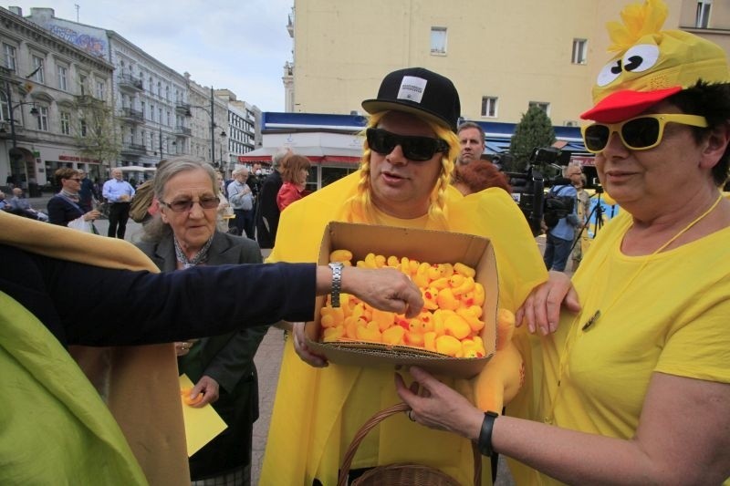 Żółta Alternatywa żąda uwolnienia kaczki! Happening w pasażu Schillera