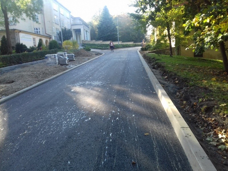 Tarnów. Miasto wylało asfalt w zabytkowym parku. Ale bez zgody konserwatora