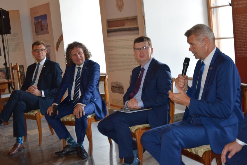 W Sandomierzu podpisano deklarację o współpracy w ramach ruchu „Tak! Dla Polski”. Zobacz jakie samorządy przystąpiły do współpracy 