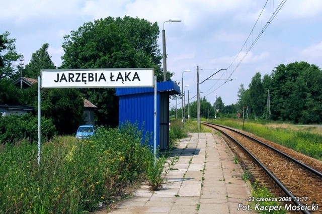 Zdjęcia stacji kolejowej w Jarzębiej Łące pochodzą z serwisu www.kolejowo.rail.pl gdzie można obejrzeć wiele innych ciekawych zdjęć linii kolejowej Tłuszcz &#8211; Ostrołęka. Zdjęcia z Jarzębiej Łąki przedstawiają stan z 2008 roku, ale niewiele uległ on od tego czasu poprawie. Dopiero w tym roku planowana jest modernizacja przystanku