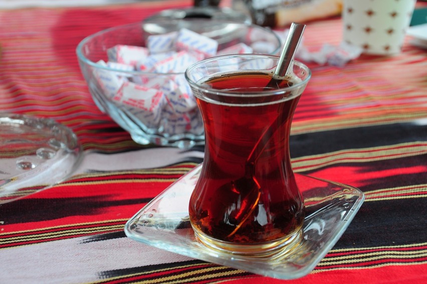 Gorącą herbatę piją Beduini w warunkach pustynnych – czemu...