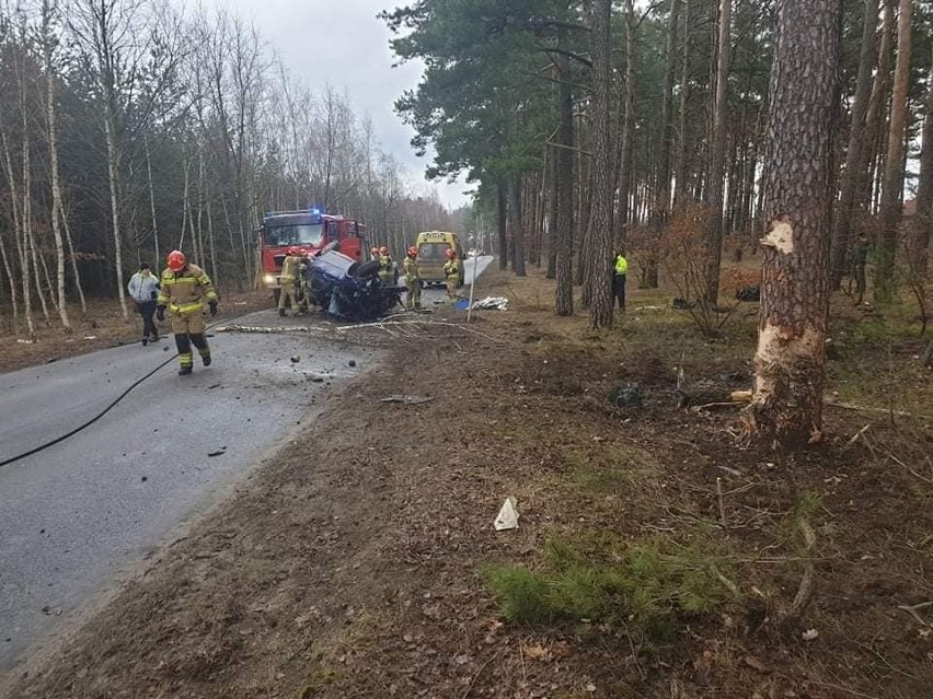 Kierowca chevroleta po uderzeniu w drzewo trafił do szpitala...