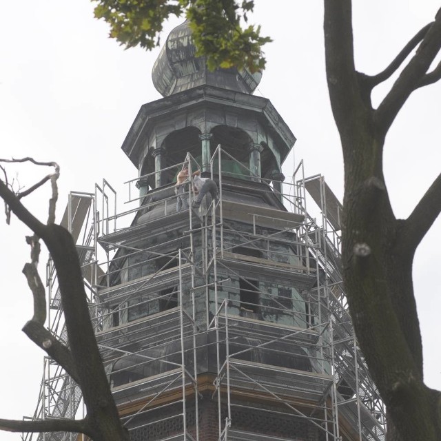 Do końca roku firma spod Nowego Sącza wymieni blachę miedziana na wieży, znajdujące się pod nią odeskowanie i zniszczone fragmenty belek konstrukcyjnych.