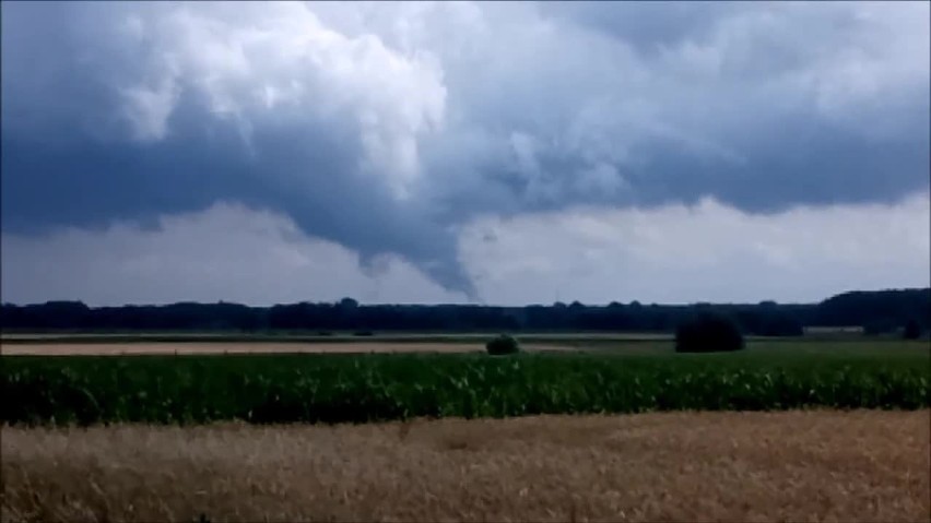 Trąba powietrzna koło Lutomierska we wsi Zofiówka w...