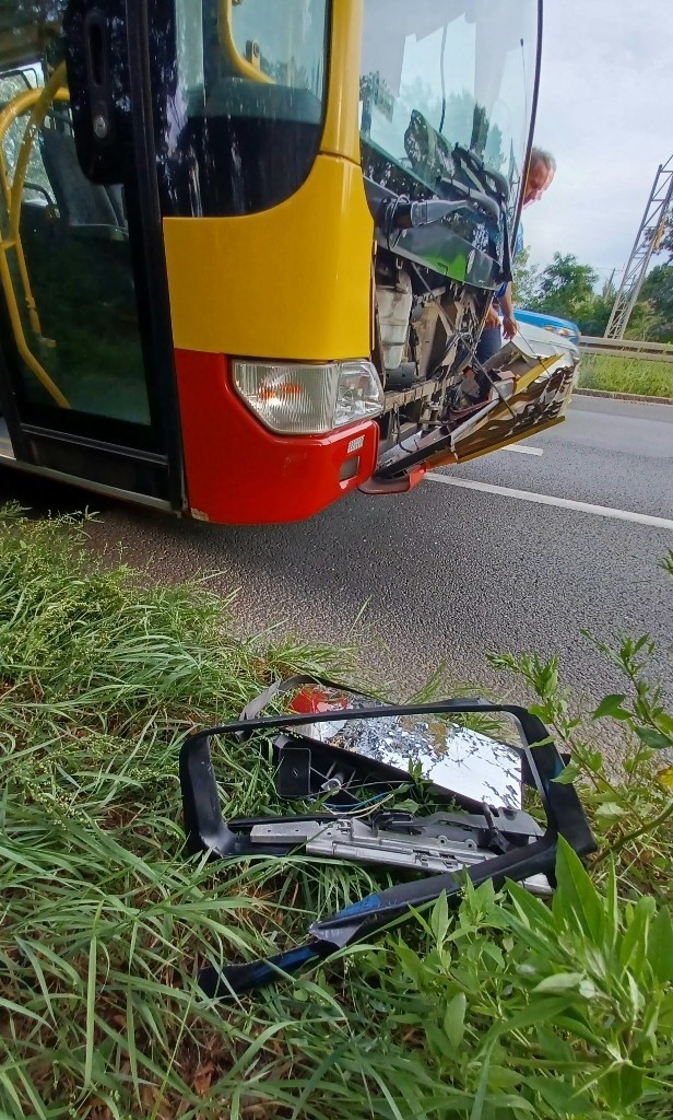 Wypadek autobusu MPK i tira we Wrocławiu (ZDJĘCIA)