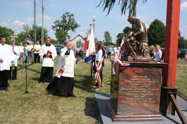 Pomnik poświęcił bp Janusz Stepnowski