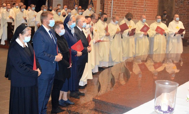 Biskup Andrzej Czaja wręczył dekrety członkom Diecezjalnego Zespołu Synodalnego.