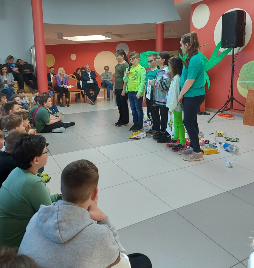 Międzynarodowy Dzień Ziemi w Szkole Podstawowej w Bierkowie.