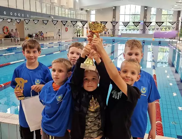 Młodzi pływacy z Uczniowskiego Klubu Sportowego Delfin zdobyli na ogólnopolskich zawodach w Połańcu piętnaście medali, w tym siedem złotych.