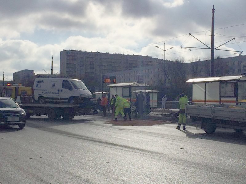 Wypadek na ul. Rokicińskiej. Samochód wjechał w przystanek [zdjęcia]