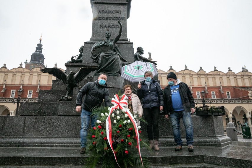 Krakowskie kwiaciarki z Rynku Głównego złożyły kwiaty pod...