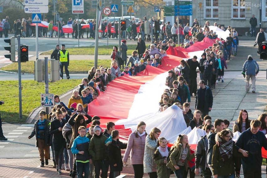 Uczniowie z 300-metrową flagą Polski przeszli ulicami Szczecina [WIDEO, ZDJĘCIA]