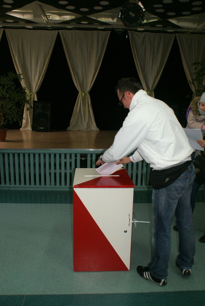 Głosowanie w Obwodowej Komisji Wyborczej nr 6 w Dąbrowie...