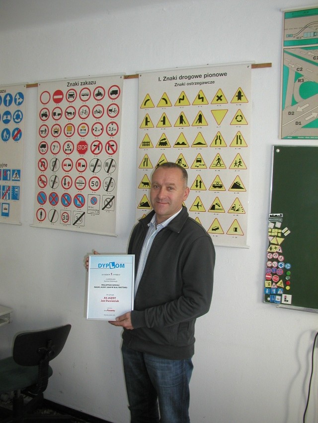 Jan Owsieniuk, właściciel Asa Jazdy z dyplomem za zajęcie I miejsca w plebiscycie na Najlepszą Szkołę Nauki Jazdy 2009 w Białymstoku