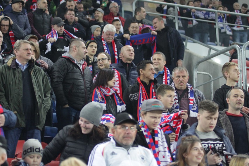 Górnik Zabrze - Śląsk Wrocław. Kibice odśpiewali hymn ZDJĘCIA KIBICÓW