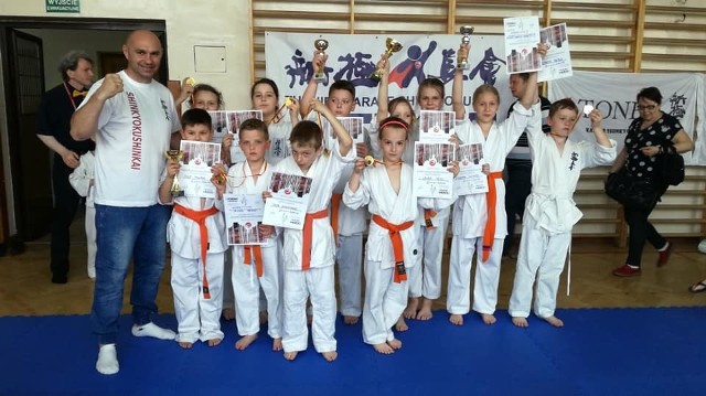 Zawodnicy Akademii Karate Szydłowiec filia Chlewiska zdobyli jedenaście medali.