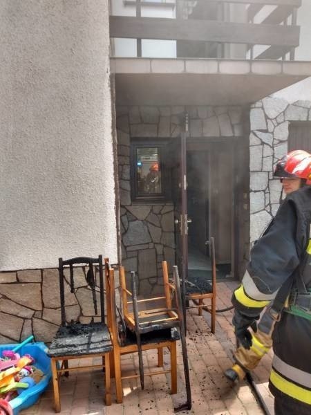 Nowy Sącz. Pożar domu przy ul. Wieniawy-Długoszowskiego. W budynku były cztery osoby 