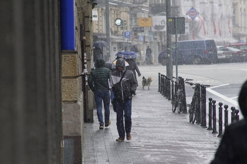 Intensywne opady deszczu w regionie. Trudne warunki na drogach [PROGNOZA POGODY, WIDEO, KAMERKI, MAPY]