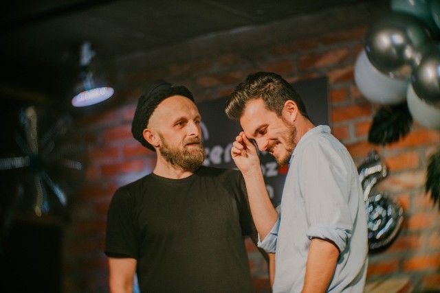 Improv Duet - Buksiński & Szymanek to artyści, którzy wystąpią w trakcie specjalnej edycji imprezy "20 zeta dla Kabareta"