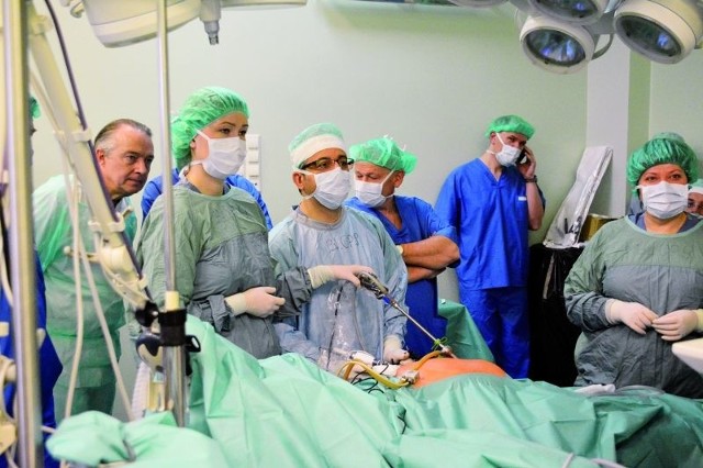 Siedmiu szkolących się lekarzy zobaczyło laparoskopowy zabieg, który wykonał dr Hady Razak Hady