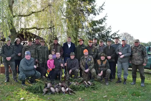 Członkowie kowalewskiego Koła Łowieckiego Knieja spotkali się na łowach z okazji imienin swojego patrona