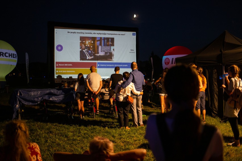 Kraków. Kino rowerowe na błoniach. Tu widzowie pedałują