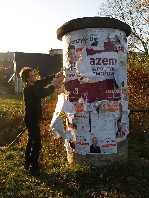 Zdejmowanie plakatów wyborczych partii Razem na Dolnym...