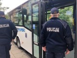 Policjanci sprawdzali, czy ustczanie i turyści noszą maseczki. Będą sprawy w sądzie (zdjęcia)