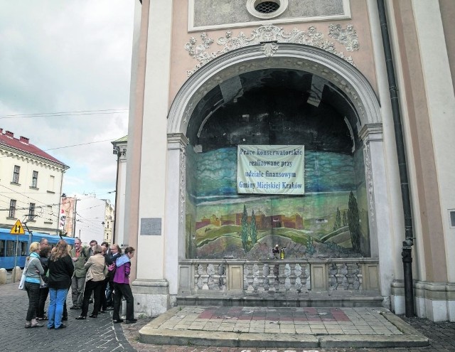 Klasztor Karmelitów dostał wsparcie, bo groźnie pęka tam strop kaplicy