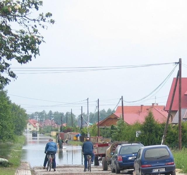 Wycofująca się woda na osiedlu Dzików w Tarnobrzegu