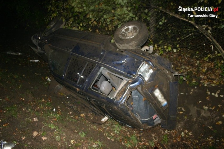 Wypadek w Tarnowskich Górach ZDJĘCIA Kierowca oOmijał pijanego pieszego i sam wpadł do rowu