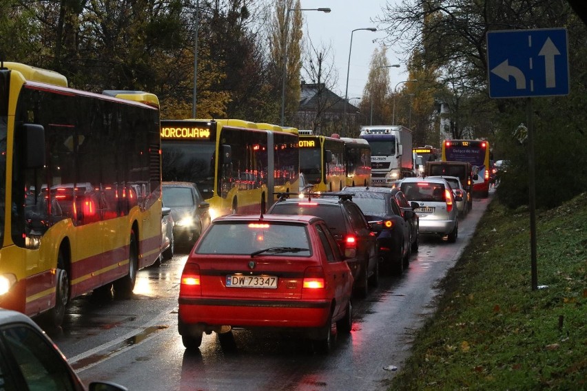 Takich korków we Wrocławiu nie było od lat! Przejazd...