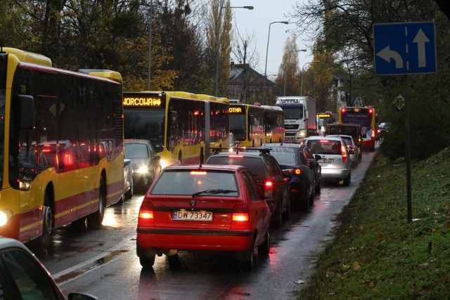 Takich korków we Wrocławiu nie było od lat! Przejazd samochodem przez centrum to prawdziwa mordęga! Przykłady z ostatnich dni? Mamy je od Was: Galeria Dominikańska - Kino Nowe Horyzonty: 32 minuty. Legnicka do Armii Krajowej: 1,5 godziny. Z Budziszyńskiej na Pułaskie: 1 godz. 40 min. Z Mińskiej na plac Strzegomski: 2 godziny.Komunikacja miejska? Wolne żarty! Niemal wszystkie autobusy i tramwaje są spóźnione, do tego tramwajom brakuje prądu. Wszystko to skutki decyzji o jednoczesnym rozpoczęciu kilku ważnych remontów w sąsiadujących ze sobą miejscach. Wrocławianie na naszym facebookowym profilu pokazują prezydentowi Jackowi Sutrykowi, jak każdego dnia stoją w korku. Zobaczcie zdjęcia - posługujcie się klawiszami strzałek, myszką lub gestami.