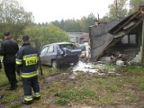 Renault uderzyło w Żarach w budynek. Kierowca trafił do szpitala