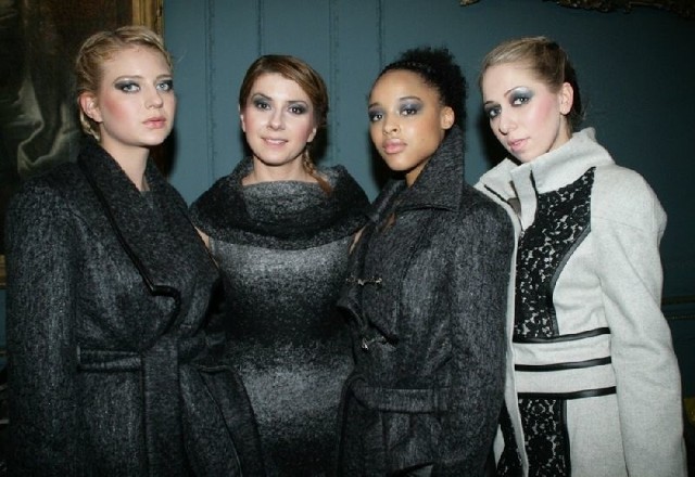Za kulisami London Fashion Week. Katarzyna Łęcka (druga od lewej) z modelkami.
