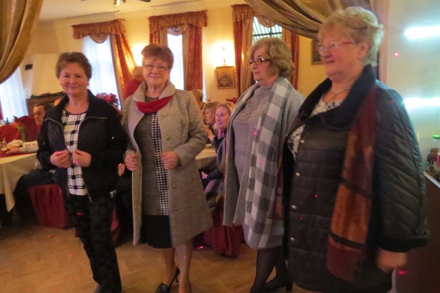 Panie Anna, Danuta, Halina i Maria w prezentowanej odzieży. Kobiety z Ligi Kobiet Polskich zapowiadają kolejne takie pokazy.  Najbliższe - w sobotę i niedzielę o godz. 15 w Bristolu.
