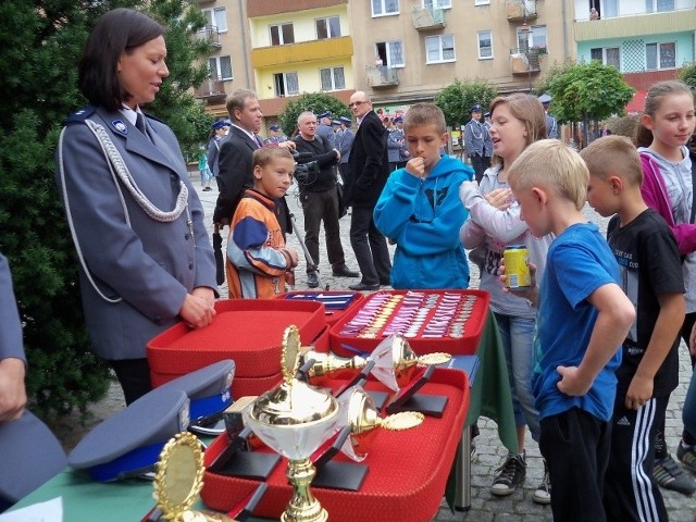 w Prudniku przyjechało kilkuset policjantów.