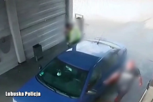 38-latek wykorzystując moment, kiedy jeden z klientów myjni samochodowej mył swoje auto, wsiadł za jego kierownicę i próbował odjechać