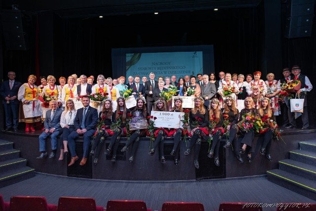 W Teatrze Dzieci Zagłębia laureaci odebrali nagrody starosty będzińskiego Zobacz kolejne zdjęcia/plansze. Przesuwaj zdjęcia w prawo naciśnij strzałkę lub przycisk NASTĘPNE