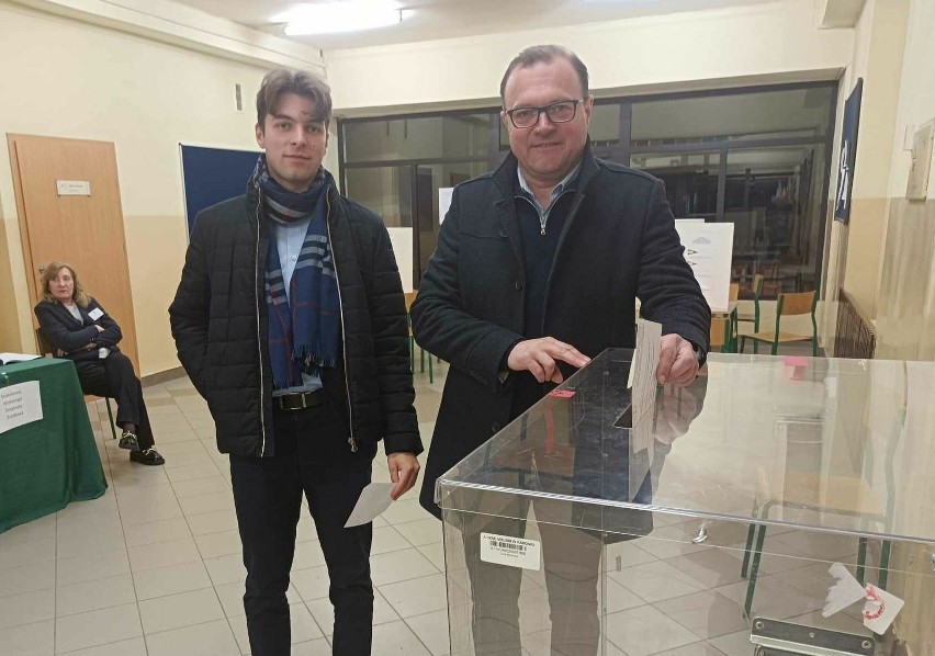 Prezydent Radomia Radosław Witkowski głosował wraz z synem...