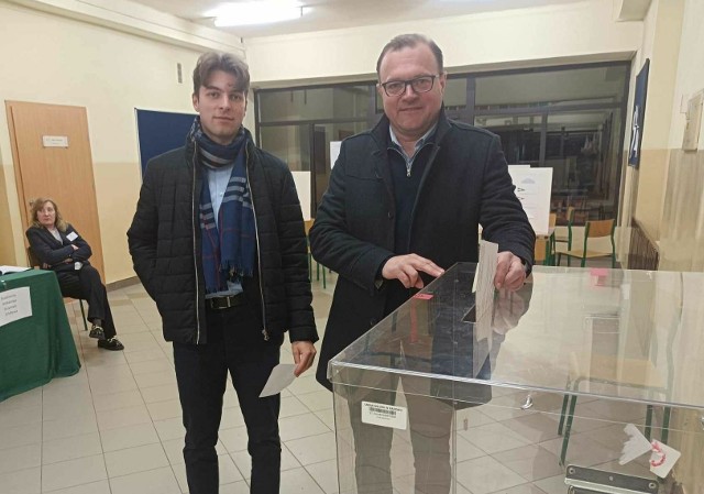 Prezydent Radomia Radosław Witkowski głosował wraz z synem Tymonem w Zespole Szkół Spożywczych i Hotelarskich w Radomiu. Na kolejnych zdjęciach zobaczcie jak głosowali inni znani z regionu radomskiego.