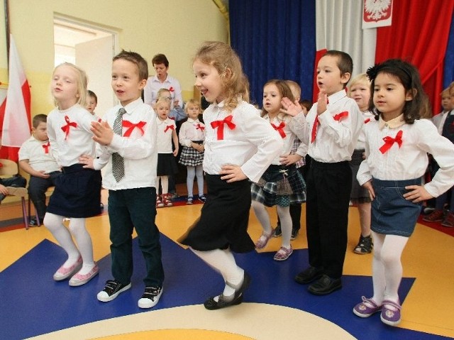 Przedszkolaki przygotowały występy z okazji Narodowego Święta Niepodległości.