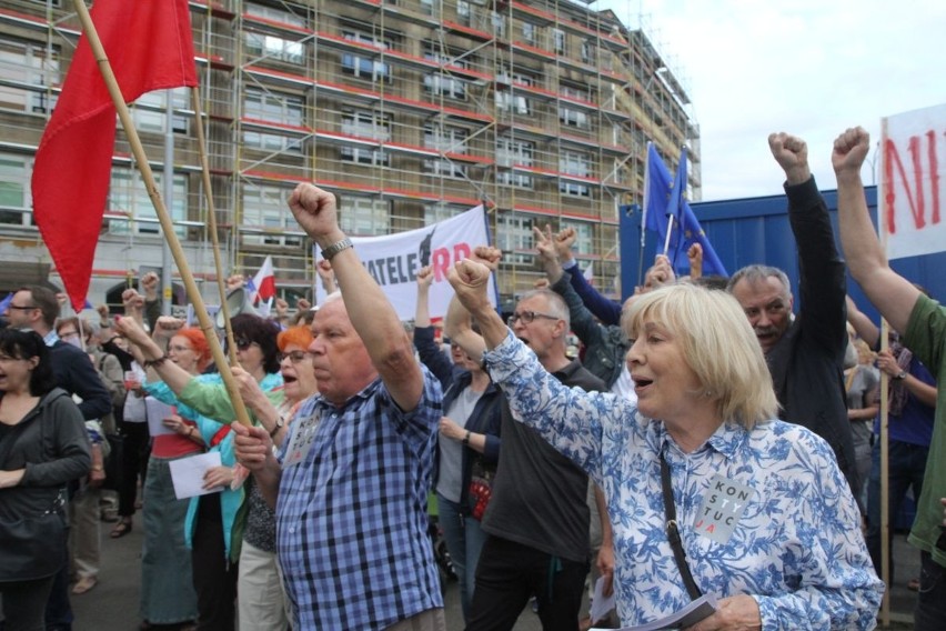 Pikieta pod siedzibą PiS we Wrocławiu