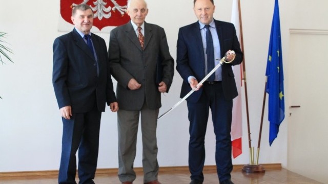 Doktorowi Andrzejowi Majchrzakowi (w środku) gratulowali Przewodniczacy Rady Gminy w Odrzywole Stanisław Gapys (z lewej) i w&oacute;jt Marian Kmieciak.