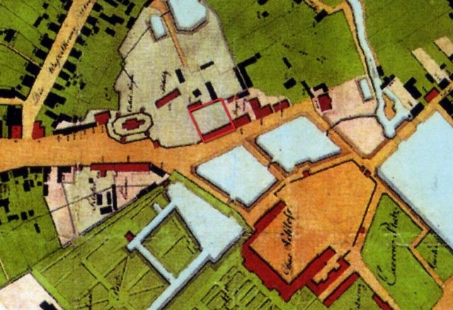 Plan Białegostoku z 1799 r. z zaznaczeniem czerwoną obwódką placu kościelnego, na którym stała w tym czasie dworska wozownia. Grunt ten w 1806 r. wydzierżawił Hoenigke pod budowę domu gościnnego.