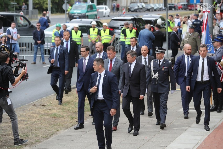 Pomnik Lecha Kaczyńskiego w Szczecinie odsłonięty z pompą. Prezydent w dynamicznej pozie, zamyślony nad Polską  [ZDJĘCIA]