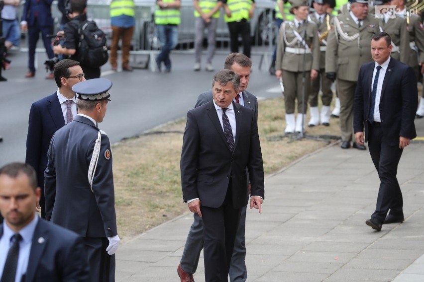 Pomnik Lecha Kaczyńskiego w Szczecinie odsłonięty z pompą. Prezydent w dynamicznej pozie, zamyślony nad Polską  [ZDJĘCIA]